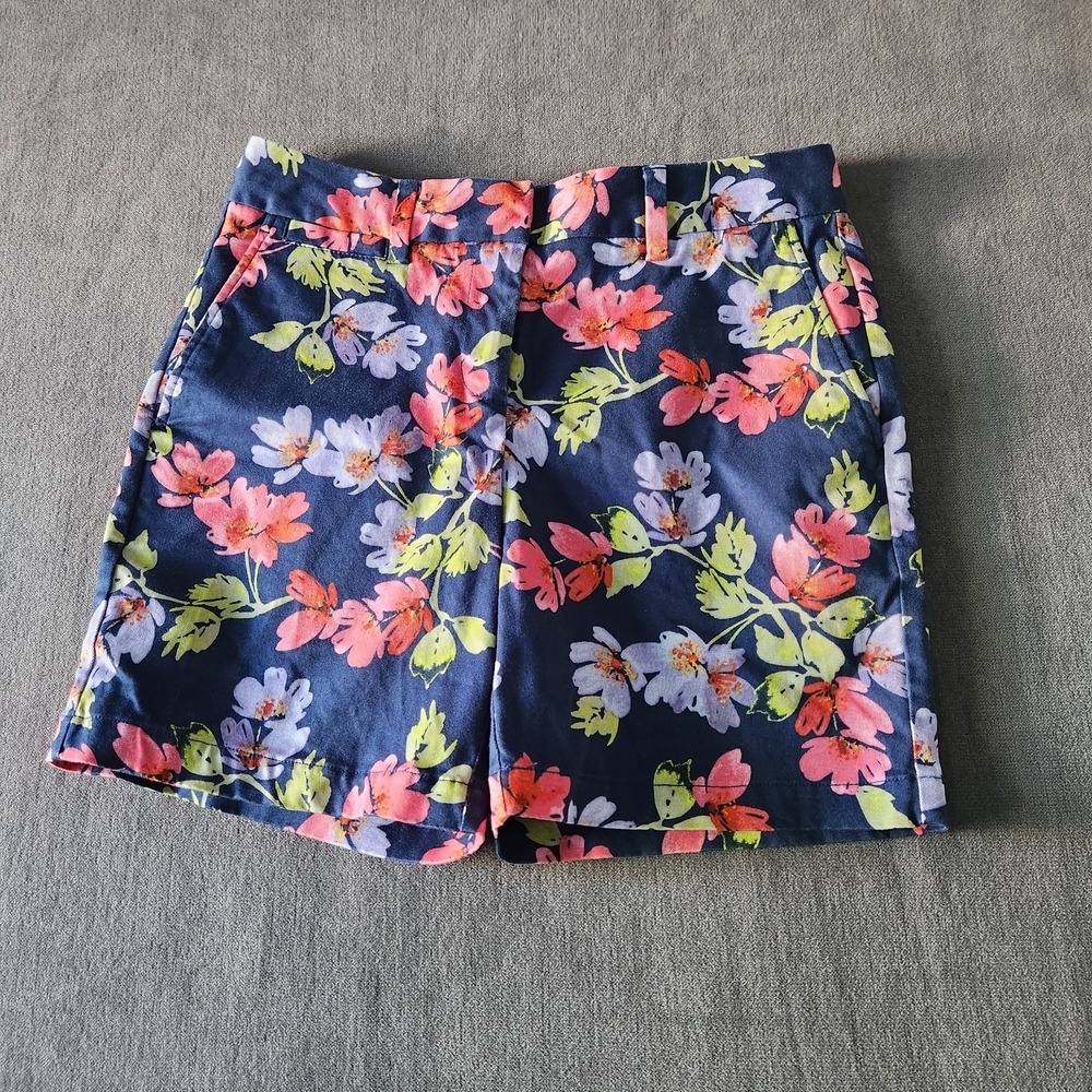 Lands End Shorts Womens Size 2 mid rise Blue floral shorts‎ 7" inseam